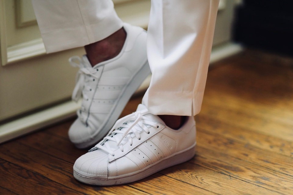 białe-superstary-adidas-originals-superstar-w-kolorze-białym-stylizacja-do-czego-nosić