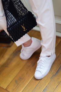 białe-sneakersy-białe-buty-sportowe-pleciona-siatka-torebka-ysl-saint-laurent-torebka-stylizacja