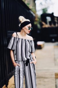 moda-festiwalowa-komplet-w-paski-w-co-się-ubrać-na-festiwal