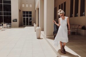 biała-sukienka-długa-sukienka-maxi-jak-nosić-do-czego-nosić-stylizacje