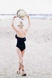 strój-kąpielowy-z-ekologicznego-materiału-sesja-na-plaży-w-sopocie
