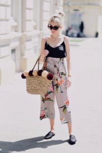 jaka-bluzka-do-wzorzystych-spodni-klapki-mule-stylizacja-blog-modowy