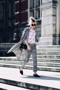 płaszcz-w-kratę-spodnie-w-kratę-stylizacja-jak-nosić-do-czego-nosić-do-czego-pasuje-blog-o-modzie