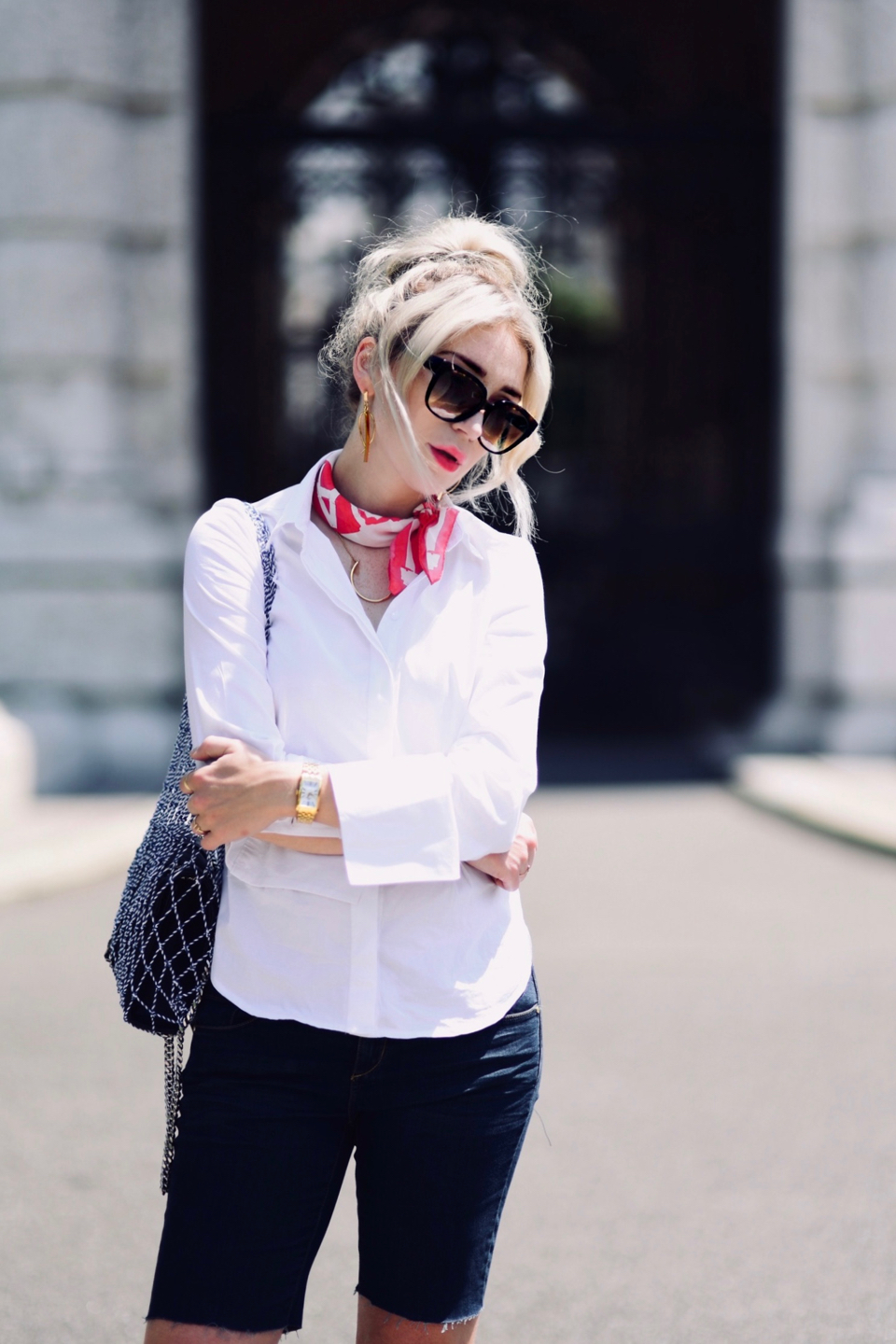 biała-koszula-na-lato-w-ciepły-dzień-blog-o-modzie-stylizacja