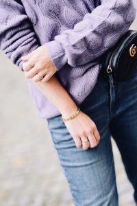liliowy-fioletowy-sweter-do-czego-nosić-do-czego-pasuje-stylizacja