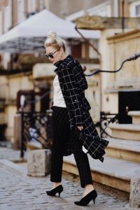 płaszcz-w-kratę-stylizacja-jak-nosić-do-czego-nosić-blog