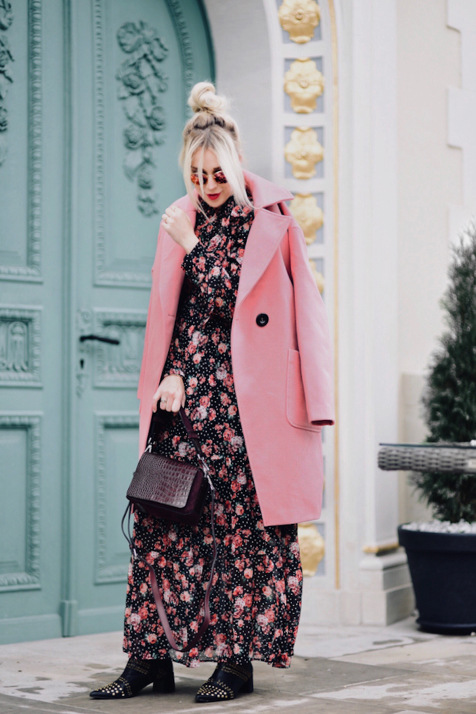 różowy płaszcz na jesień stylizacja do czego nosić jak nosić do czego pasuje