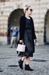 hot-trend-trendy-na-jesień-połyskująca-sukienka-stylizacja-blog