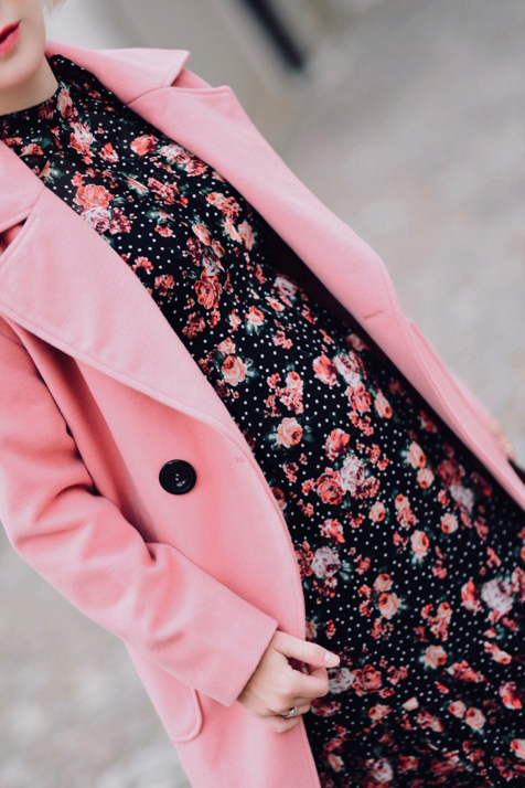 różowy-płaszcz-stylizacje-do-czego-nosić-jak-nosić-do-czego-pasuje