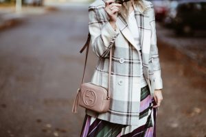stylizacja-na-jesień-jesienne-trendy-w-stylizacji-blog-o-modzie-koszulka-ciążowa-bluzka-ciążowa-do-spódnicy