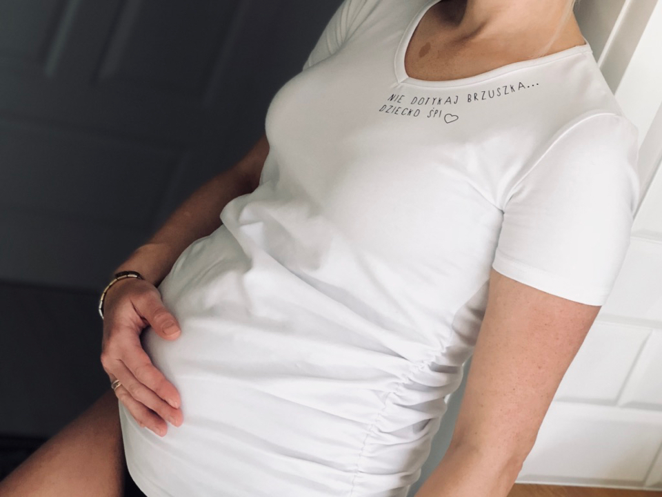 mimi-lulu-koszulka-ciążowa-t-shirt-ciążowy-ubrania-ciążowe-nie-dotykaj-brzuszka-dziecko-śpi