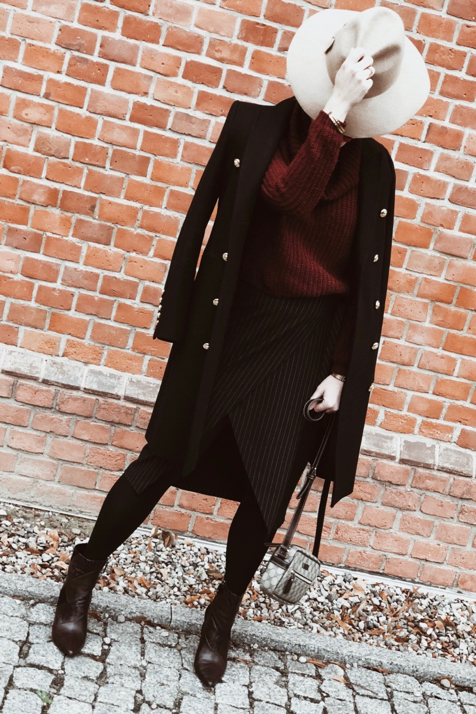 burgundowy-sweter-czarny-płaszcz-beżowy-kapelusz-ołówkowa-spódnica-burgundowe-botki-stylizacja-stylizacje-jak-nosić-do-czego-nosić