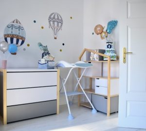 pokój dziecka jak urządzić pokój dziecka meble domki meble z daszkami bellamy pinette naklejki baloniki dekornik przewijak beaba