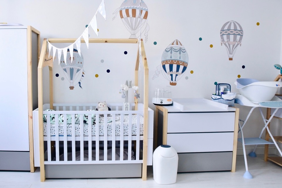 pokoik-dziecka-noworodka-niemowlaka-jak-urządzić-pokój-synka-motyw-domków-daszków-baloniki-chorągiewki-gwiazdki-chmurki