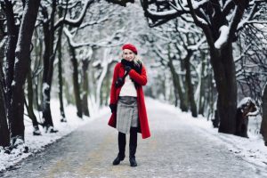 czerwony-płaszcz-spódnica-w-kratę-czerwony-beret-nerka-gucci-kowbojki-stylizacja-stylizacje-jak-nosić