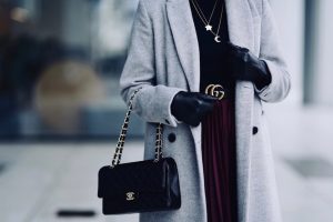torebka-chanel-flap-bag-medium-caviar-pasek-gucci-biżuteria-lilou-plisowana-spódnica-szary-płaszcz-stylizacja