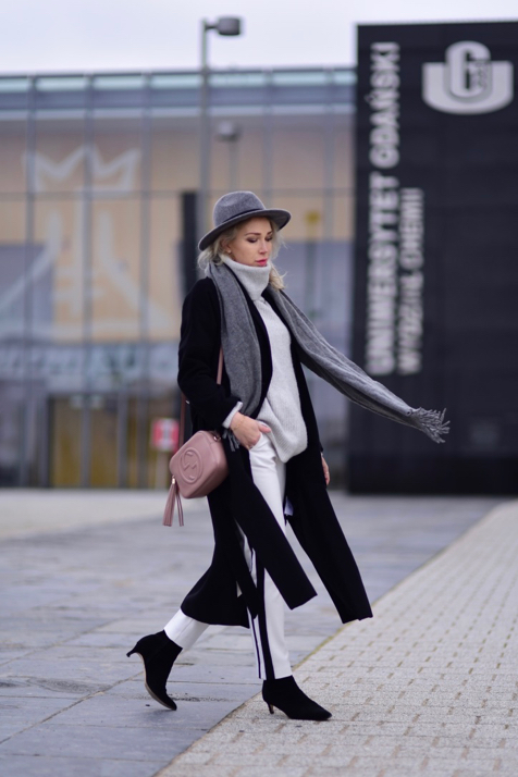 białe-spodnie-czarne-botki-czarny-płaszcz-torebka-gucci-soho-kapelusz-stylizacja-zimowa-stylizacje