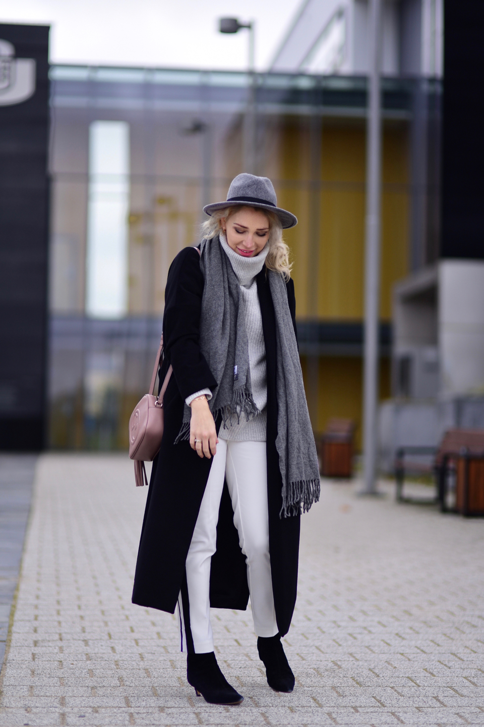 białe-spodnie-czarne-botki-czarny-płaszcz-torebka-gucci-soho-kapelusz-stylizacja-zimowa-stylizacje