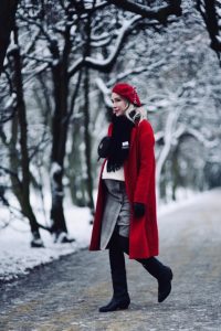 czerwony-płaszcz-spódnica-w-kratę-czerwony-beret-nerka-gucci-kowbojki-stylizacja-stylizacje-jak-nosić