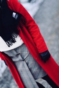 czerwony-płaszcz-spódnica-w-kratę-czerwony-beret-nerka-gucci-kowbojki-stylizacja-stylizacje-jak-nosić