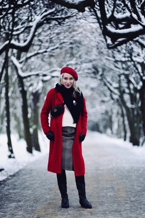 czerwony-płaszcz-spódnica-w-kratę-czerwony-beret-nerka-gucci-kowbojki-stylizacja-stylizacje-jak-nosić