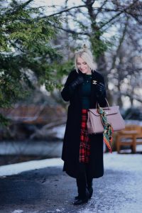 czerwona-spódnica-w-kratę-czarny-płaszcz-broszka-chanel-stylizacja