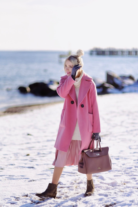 różowy-płaszcz-plisowana-spódnica-torba-wittchen-beżowy-golf-stylizacja-blog-o-modzie