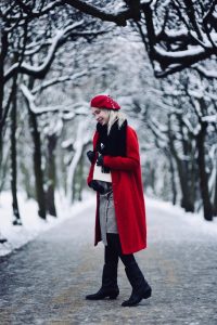 czerwony-płaszcz-spódnica-w-kratę-czerwony-beret-nerka-gucci-kowbojki-stylizacja-stylizacje-jak-nosić