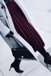 torebka-chanel-flap-bag-medium-caviar-plisowana-spódnica-szary-płaszcz-stylizacja