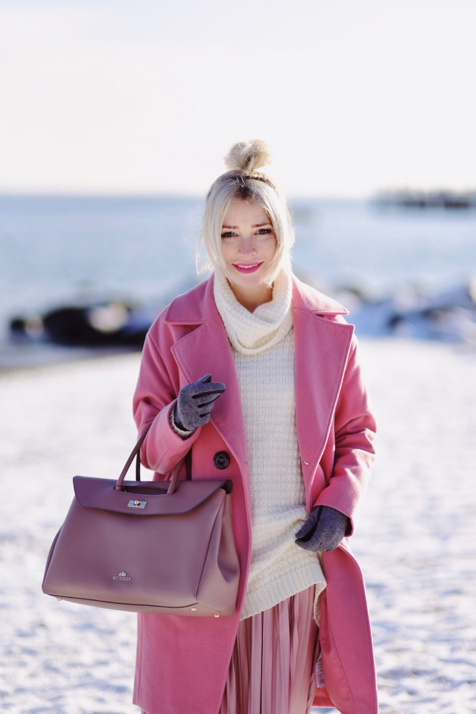 różowy-płaszcz-plisowana-spódnica-torba-wittchen-beżowy-golf-stylizacja-blog-o-modzie