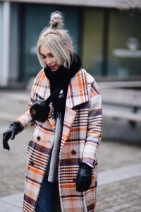 oversizowy-płaszcz-w-kratę-długi-szary-sweter-kowbojki-szalik-acne-nerka-gucci-stylizacja-jak-nosić-do-czego-nosić