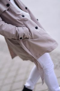 stylizacja-połączenie-bieli-i-beżu-jak-nosić-nude-total-look-biel-i-beż-czy-można-łączyć