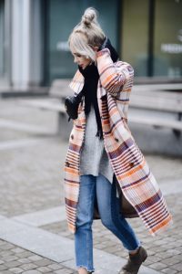 oversizowy-płaszcz-w-kratę-długi-szary-sweter-kowbojki-szalik-acne-nerka-gucci-stylizacja-jak-nosić-do-czego-nosić
