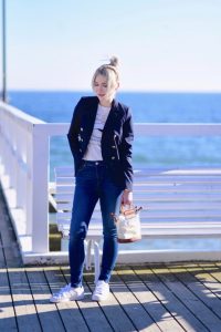 białe-sportowe-buty-superstary-stylizacja-superstary-do-jeansów-i-marynarka
