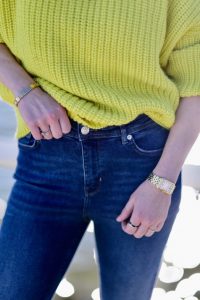 neonowy-żółty-sweter-stylizacja-jak-nosić-do-czego-nosić