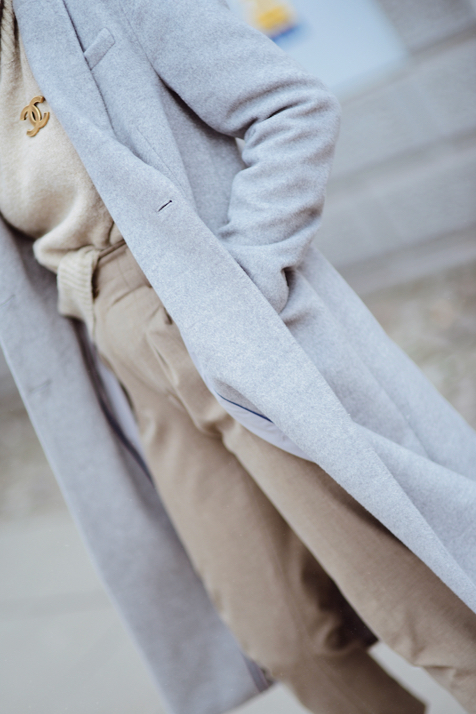 -broszka-chanel-szary-płaszcz-torebka-fendi-odcienie-beżu-elegancka-stylizacja