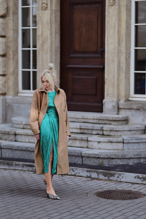 beżowy-oversizowy-płaszcz-zielona-sukienka-weżowe-buty-stylizacja-stylizacje-blog-o-modzie-other-stories