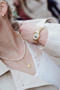 perły-stylizacja-biała-sukienka-trencz-blog-o-modzie-gdańsk-trójmiasto