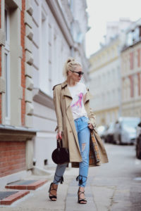 biała koszulka quiosque płaszcz burberry jeansy z dziurami wiązana na jeansach buty stylizacja blog o modzie