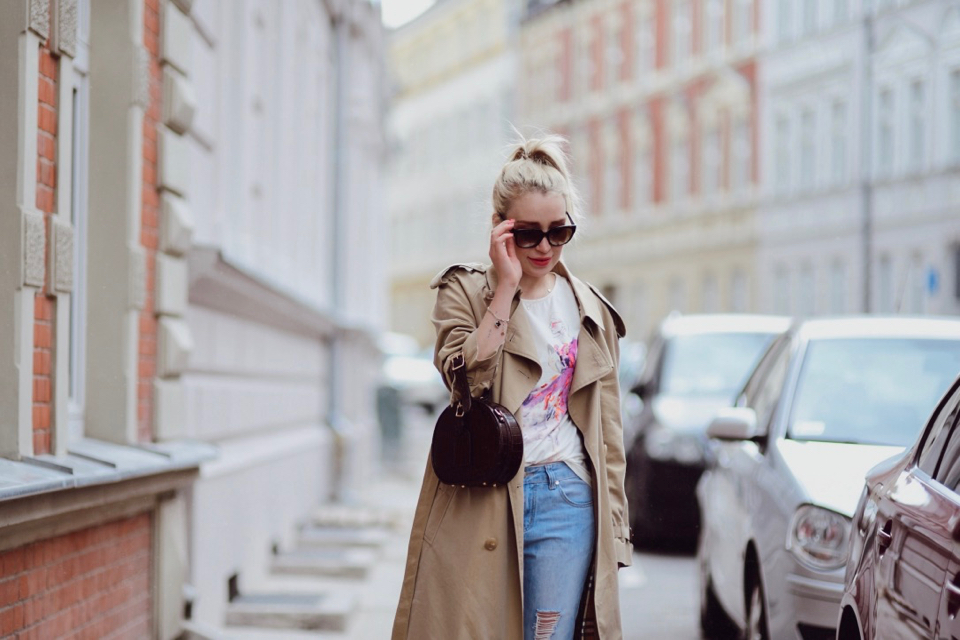 biała koszulka quiosque płaszcz burberry jeansy z dziurami wiązana na jeansach buty stylizacja blog o modzie