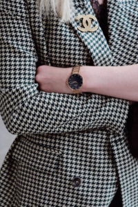 wzorzysta-marynarka-w-eleganckiej- stylizacji-broszka-chanel-nerka-stylizacja-blog-o-modzie