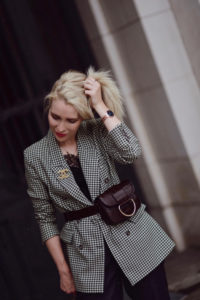 wzorzysta-marynarka-w-eleganckiej- stylizacji-broszka-chanel-nerka-stylizacja-blog-o-modzie