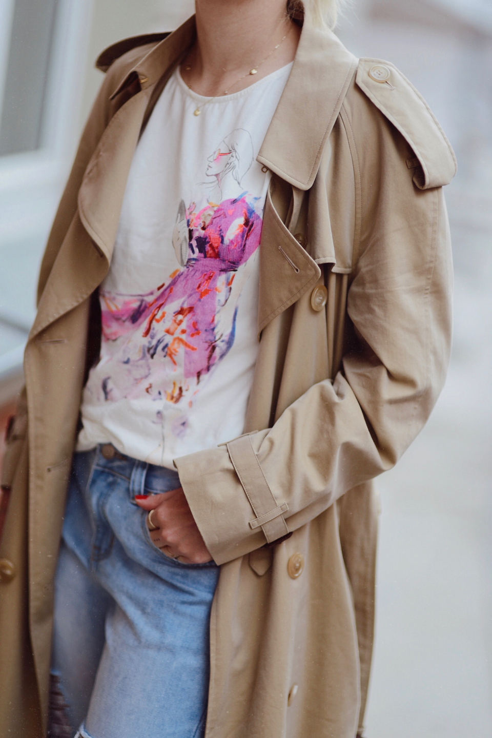 biała koszulka quiosque płaszcz burberry jeansy z dziurami wiązana na jeansach buty stylizacja blog o modzie