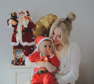 świąteczna sesja z dzieckiem mały święty mikołaj