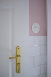 różowa-łazienka-inspiracje-w-stylu-art-deco-czarujący-kwarc-magnat