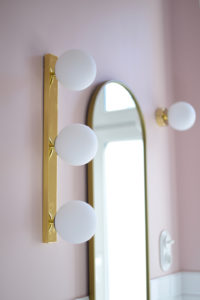 różowa-łazienka-inspiracje-w-stylu-art-deco-czarujący-kwarc-magnat
