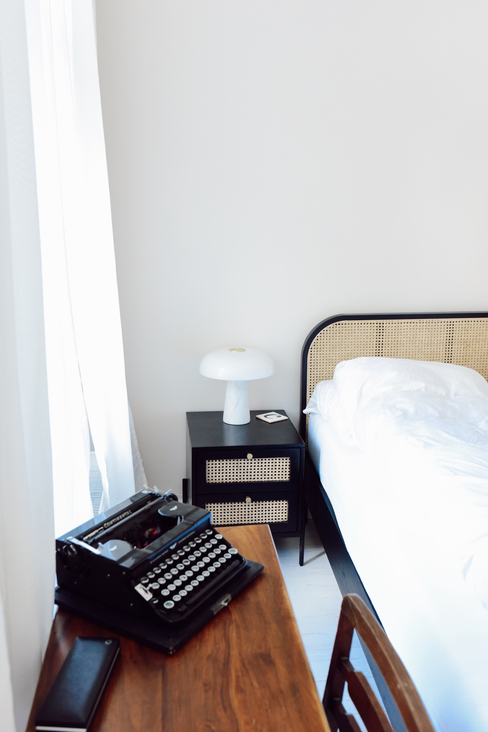 beżowa sypialnia okrągłe lustro ratanowe czarne łóżko inspiracje - 1